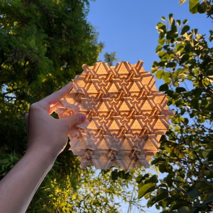 I created this design on a 64-division grid. It’s called Triangle Knot because of the way the molecules connect. As an additional note, it can be made flat or three-dimensional. 